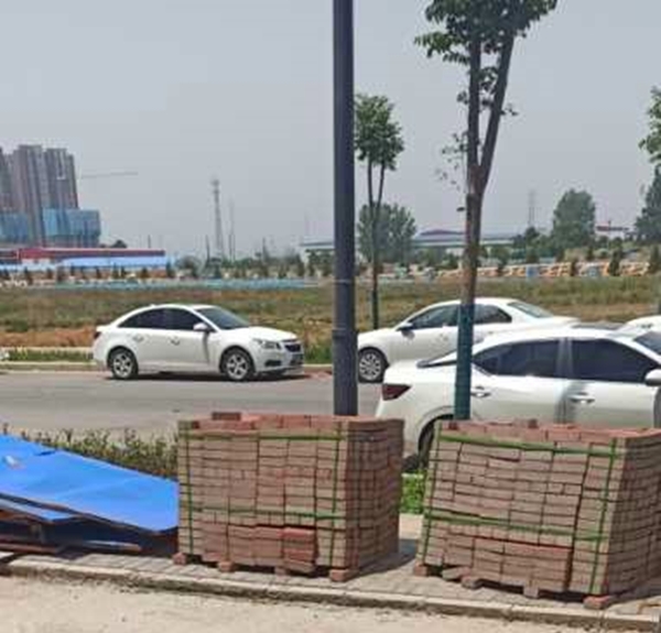 洛陽老城區(qū)中鑫家苑透水磚施工工程(正在施工中) 洛陽老城區(qū)中鑫家苑透水磚施工工程(正在施工中)