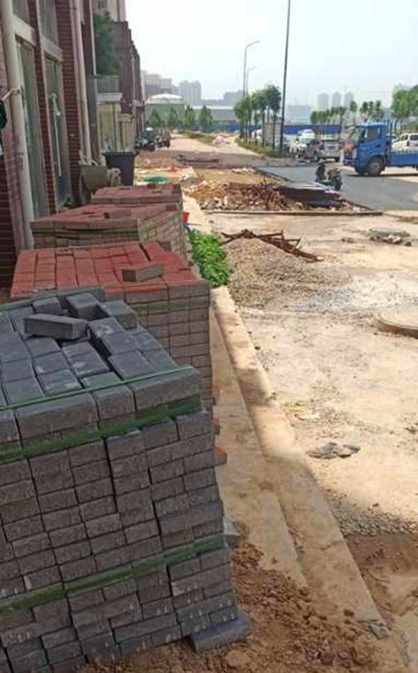 洛陽老城區(qū)中鑫家苑透水磚施工工程(正在施工中) 洛陽老城區(qū)中鑫家苑透水磚施工工程(正在施工中)